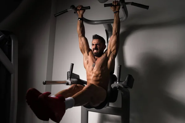 Spor salonunda pull-up bar karın egzersiz yapan erkek — Stok fotoğraf