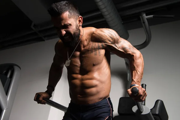 Barr övning för Triceps och bröst — Stockfoto