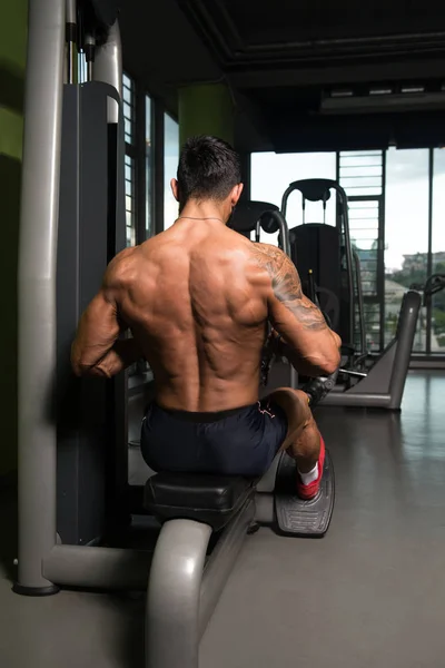 Atleta haciendo ejercicio de peso pesado para la espalda —  Fotos de Stock