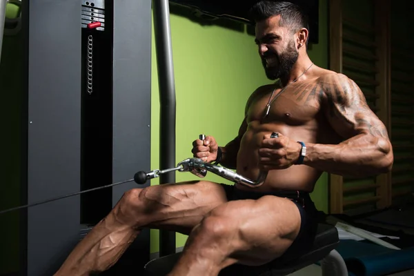 Muž fitness tréninku v tělocvičně — Stock fotografie
