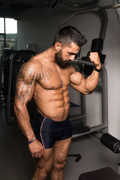 Retrato de un hombre musculoso físicamente en forma — Foto de Stock