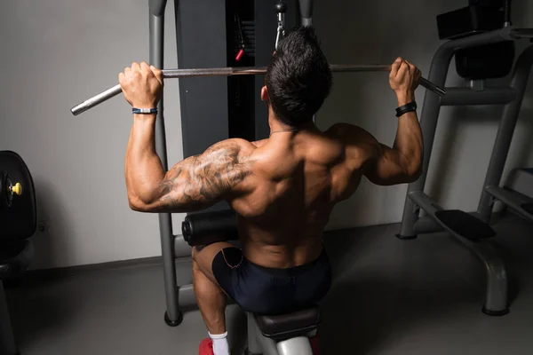 Hombre muscular haciendo ejercicio de peso pesado para la espalda —  Fotos de Stock