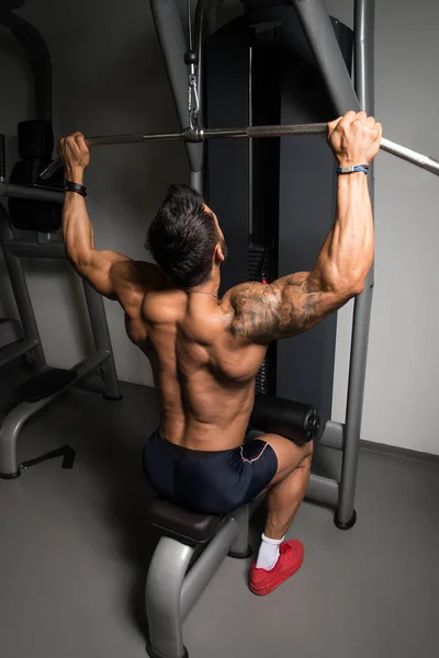 Atleta che fa esercizio fisico pesante per la schiena — Foto Stock