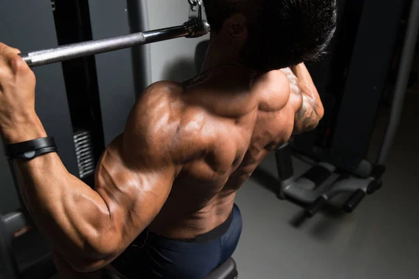 Muskulöser Mann beim Krafttraining für den Rücken — Stockfoto