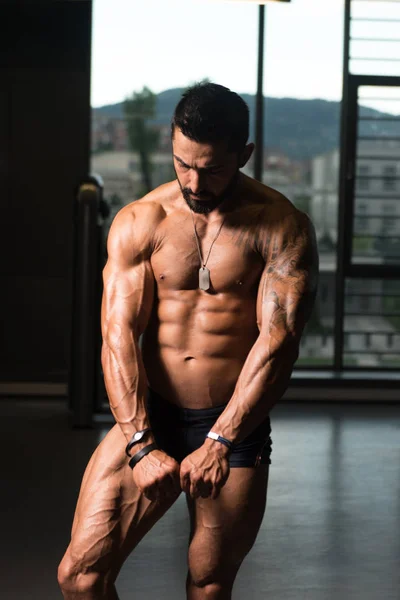 Retrato de um homem musculoso fisicamente apto — Fotografia de Stock