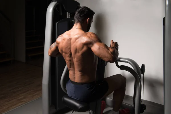 Muž fitness tréninku v tělocvičně — Stock fotografie