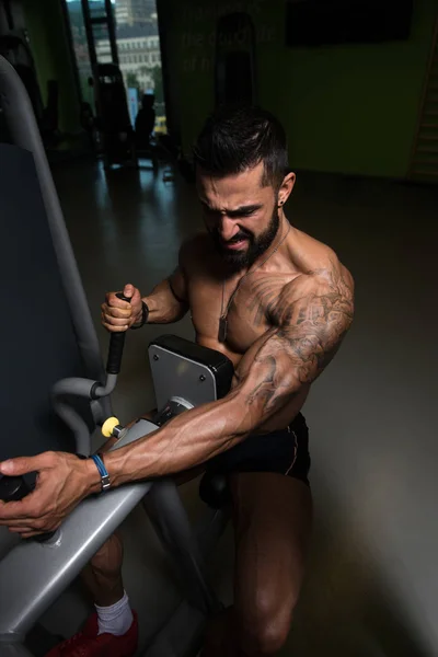 Homme athlétique faisant de l'exercice pour le dos dans la salle de gym — Photo