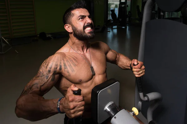 Bodybuilder exercice retour dans la salle de gym — Photo