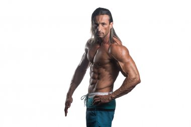 Beyaz arka plan üzerinde poz kaslı vücut geliştirmeci adam