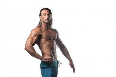 Beyaz arka plan üzerinde poz kaslı vücut geliştirmeci adam