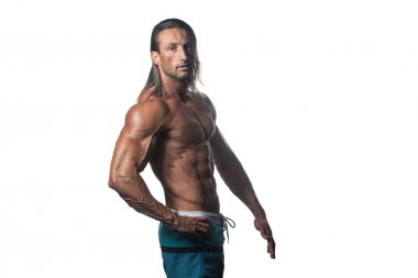 Beyaz arka plan üzerinde poz kaslı vücut geliştirmeci adam