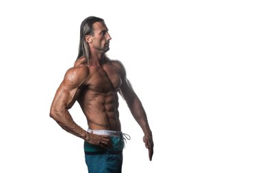 Beyaz arka plan üzerinde poz kaslı vücut geliştirmeci adam