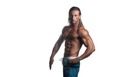 Beyaz arka plan üzerinde poz kaslı vücut geliştirmeci adam