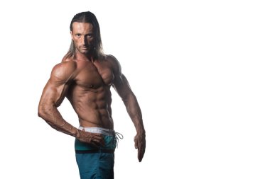 Beyaz arka plan üzerinde poz kaslı vücut geliştirmeci adam