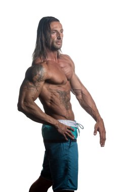 Beyaz arka plan üzerinde poz kaslı vücut geliştirmeci adam