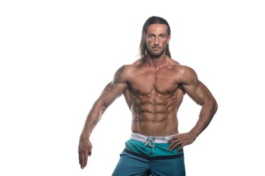 Beyaz arka plan üzerinde poz kaslı vücut geliştirmeci adam