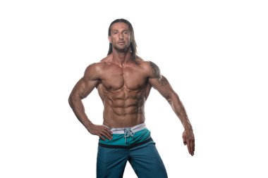 Beyaz arka plan üzerinde poz kaslı vücut geliştirmeci adam
