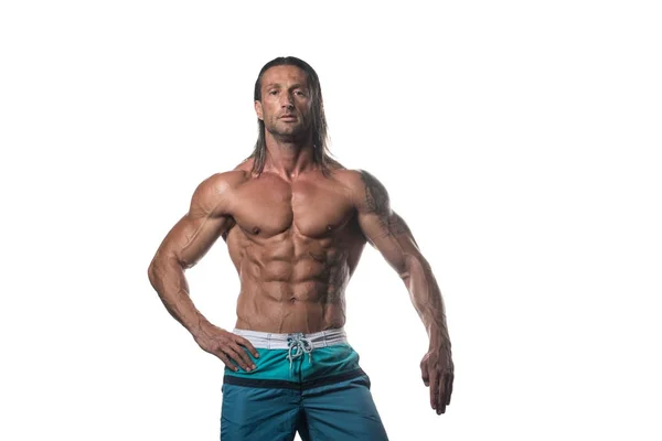 Μυϊκή Bodybuilder άνθρωπος που θέτουν πάνω από το λευκό φόντο — Φωτογραφία Αρχείου