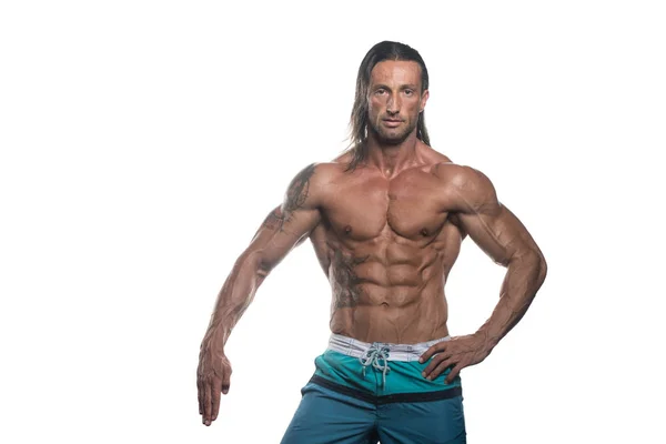 Gespierde Bodybuilder Man die zich voordeed op witte achtergrond — Stockfoto