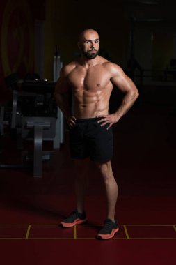 Yakışıklı kaslı adam içinde jimnastik salonu kas esneme