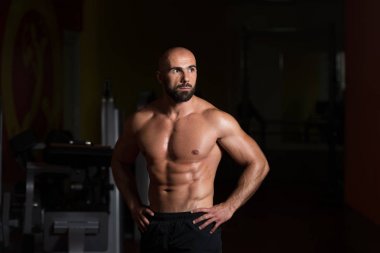 kaslı adam içinde jimnastik salonu kas esneme