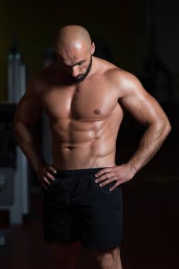 Spor salonunda güçlü duran