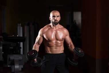 Pazı egzersiz Dumbbells ile adam