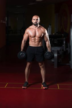 Pazı egzersiz Dumbbells ile adam