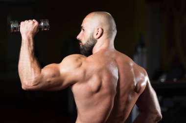 Bir spor salonunda egzersiz halter ile omuz