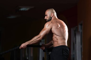 Dövüş Halatları Spor Salonundaki Genç Adam Egzersizi