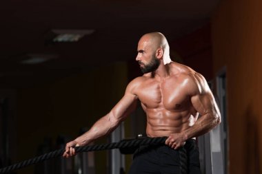 Dövüş Halatları Spor Salonundaki Genç Adam Egzersizi