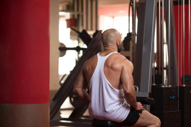 Spor salonu Afther alıştırmada dinlenme çekici genç adam