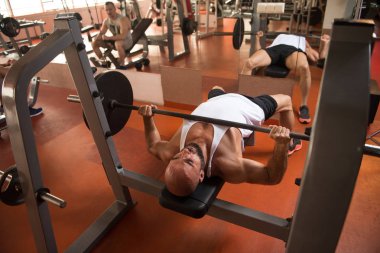 Göğüs çalışan adam