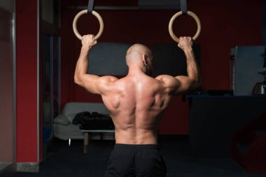 Kaslı adam iki yüzük Holding