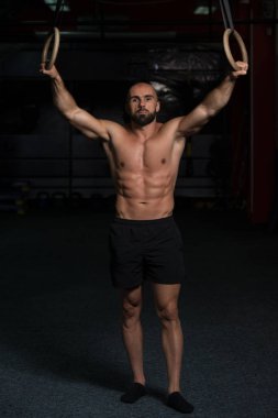 Kaslı adam tutun jimnastik Yüzükler