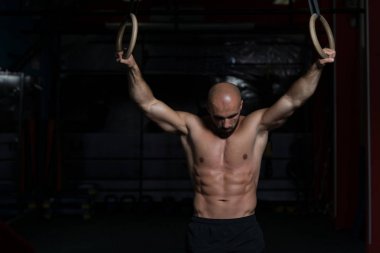 Kaslı adam iki yüzük Holding