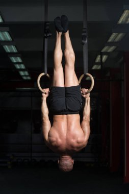Kaslı adam tutun jimnastik Yüzükler