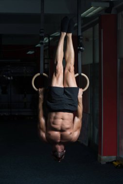 Kaslı adam iki yüzük Holding