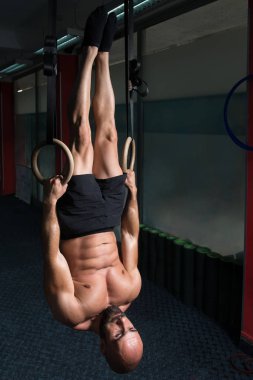 Kaslı adam iki yüzük Holding