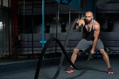 Dövüş Halatları Spor Salonundaki Genç Adam Egzersizi