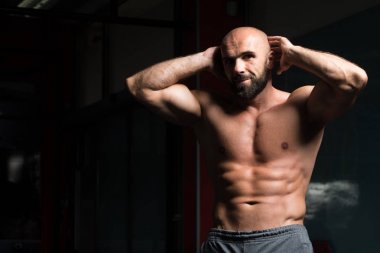 kaslı adam içinde jimnastik salonu kas esneme