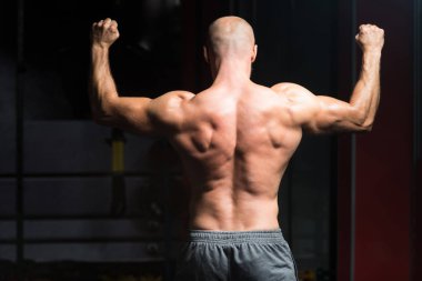 Spor salonunda güçlü duran