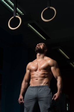Kas atlet jimnastik halkaları asılı