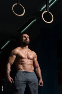 Kaslı adam tutun jimnastik Yüzükler