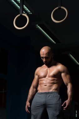 Kaslı adam iki yüzük Holding