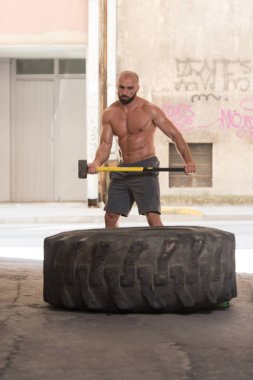 Çekiç ve Traktör Lastiği ile spor salonunda egzersiz