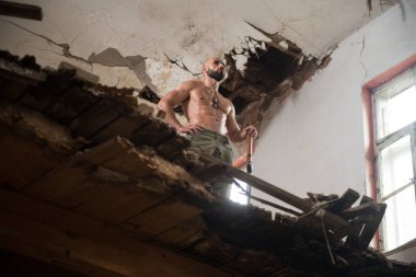 Kaslı adam Holding makineli tüfek