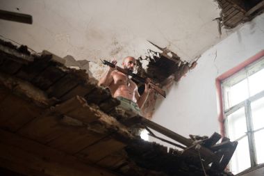 Adam çizim makineli tüfek kendini savunma