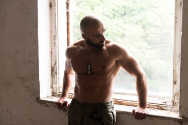 Ciddi adam harabelerde ayakta