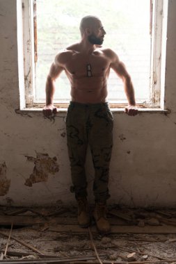 Ciddi adam harabelerde ayakta